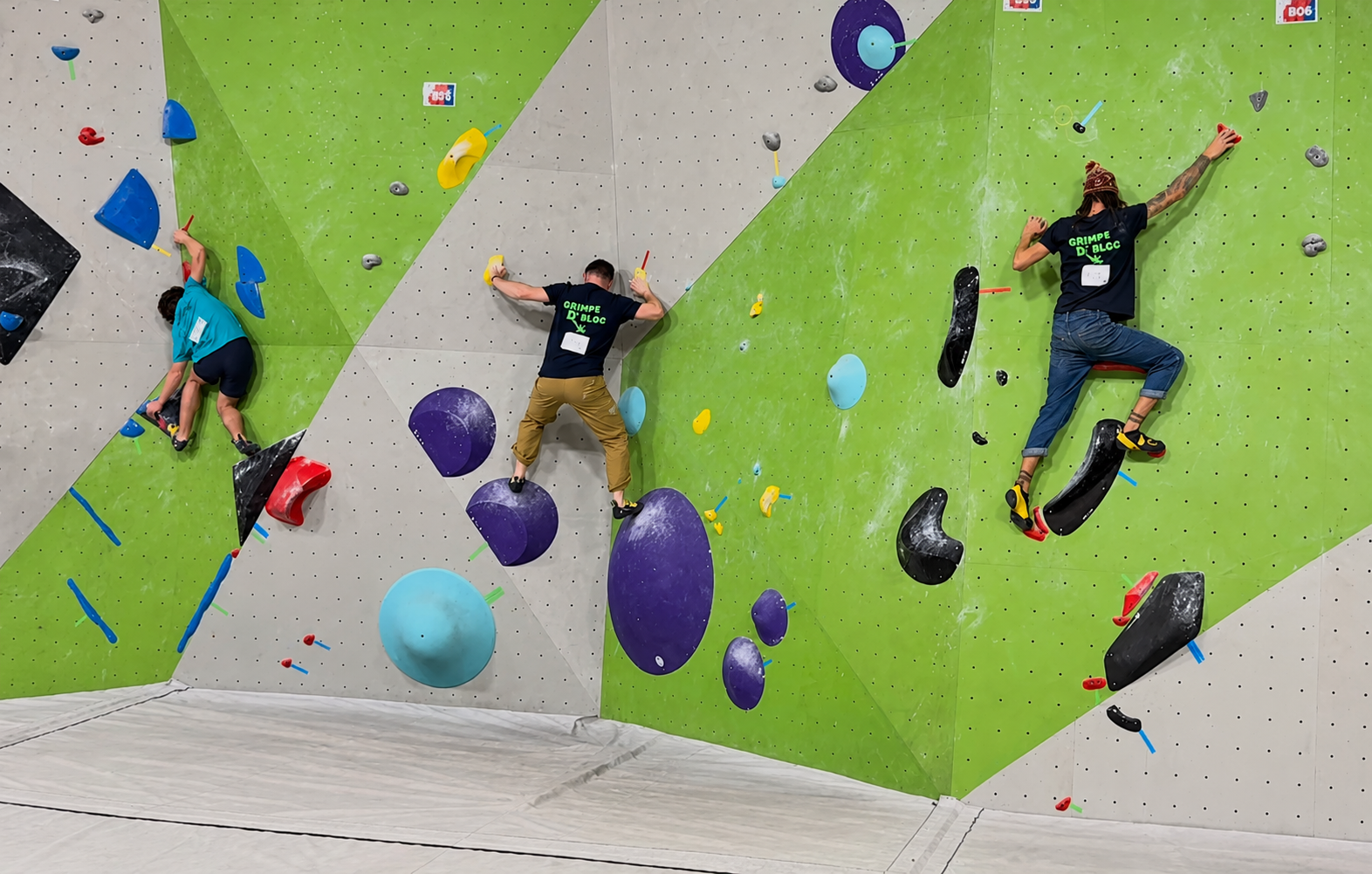 Grimpeurs sur le mur de bloc